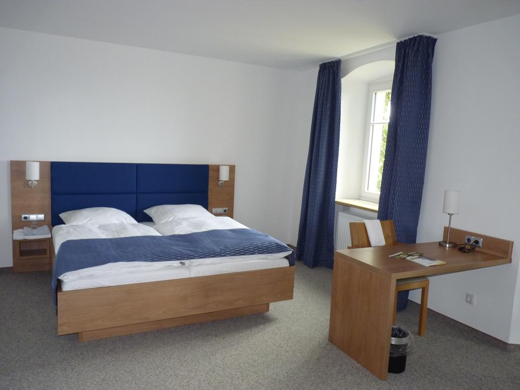 Schloss Schwanberg Roedelsee Bilik gambar