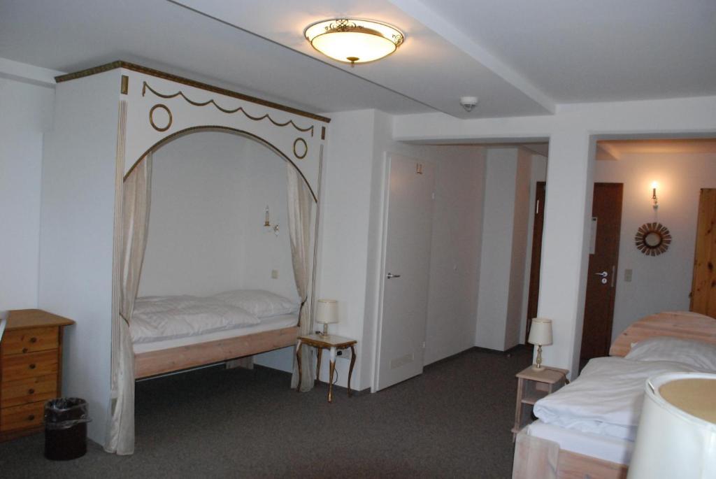 Schloss Schwanberg Roedelsee Bilik gambar